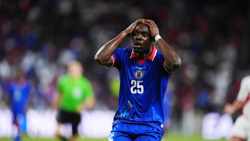 El volante haitiano Dominique Simon tras desperdiciar una ocasión de gol durante el partido...