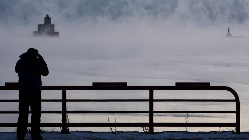 Doug Kunde observa el lago Míchigan en una jornada con temperaturas en valores negativos, el...