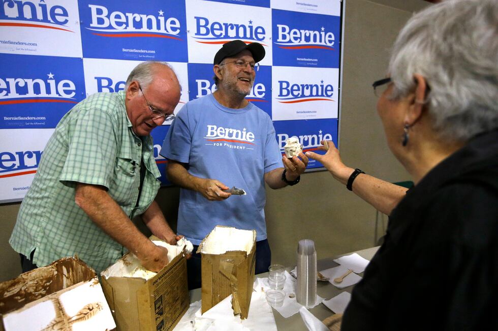 El cofundador de Ben & Jerry's Ben Cohen (izq) y el otro cofundador Jerry Greenfield (cent) en...
