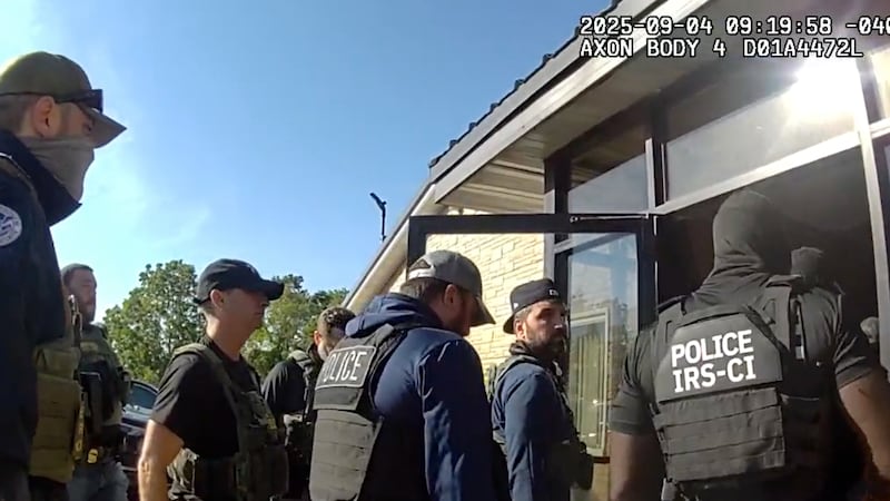 Esta imagen, tomada de un video de una cámara corporal de Investigaciones de Seguridad...