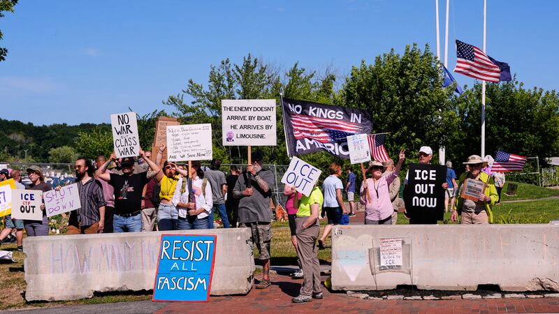 ARCHIVO | Varias personas sostienen pancartas en señal de protesta durante una vigilia en...