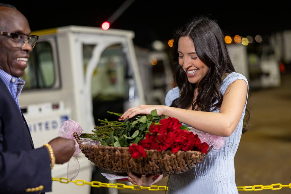 Un hombre de Nashville le propuso matrimonio a su esposa al salir del avión con la ayuda de...