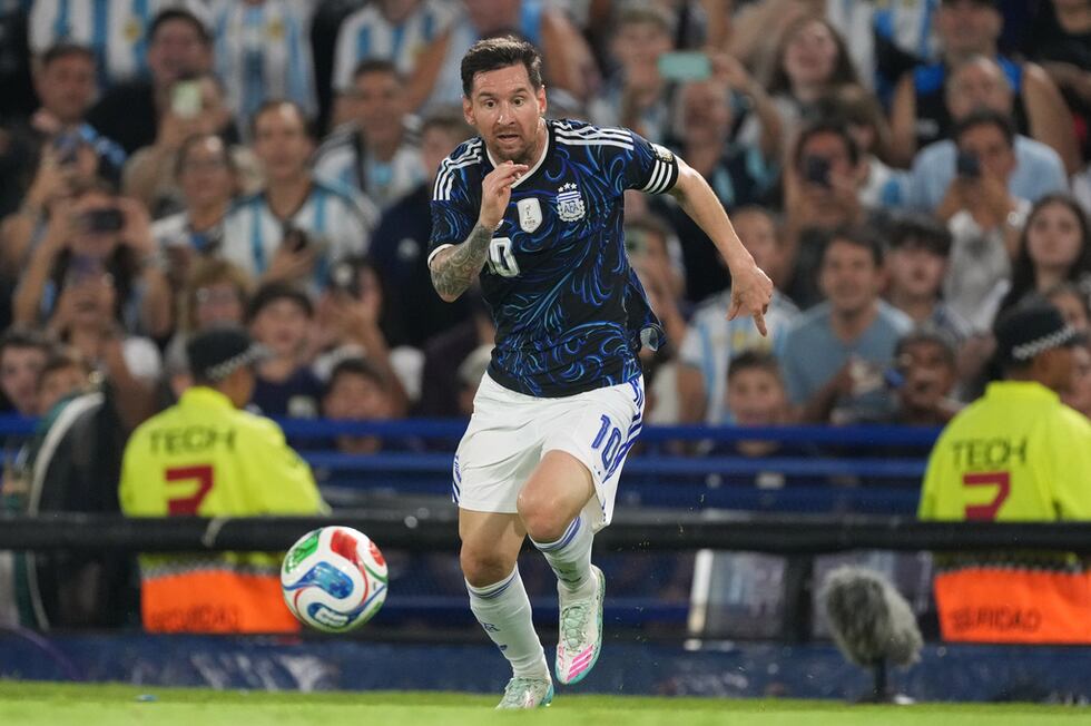 ARCHIVO - Lionel Messi, de la selección argentina, hace una gambeta durante un partido...