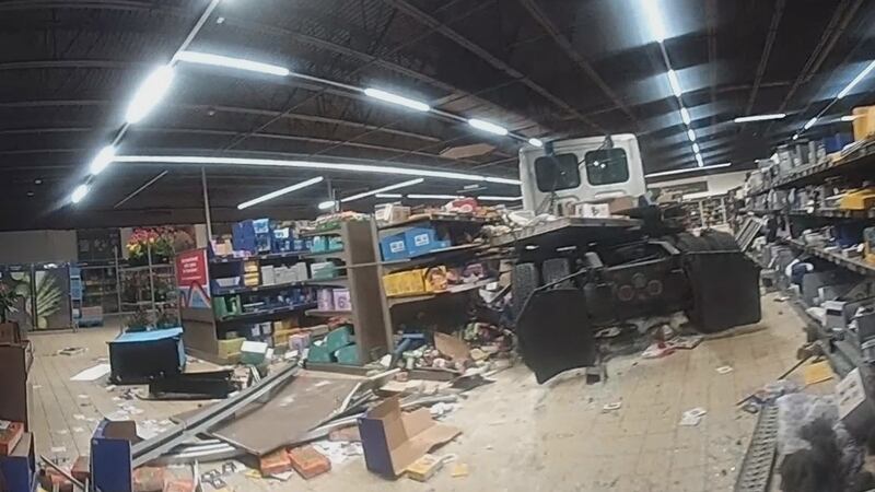 Chófer es arrestado tras impactar su tráiler contra un Aldi en East Nashville