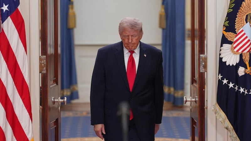 El presidente Donald Trump llega para hablar sobre la guerra de Irán desde el Corredor Estatal...