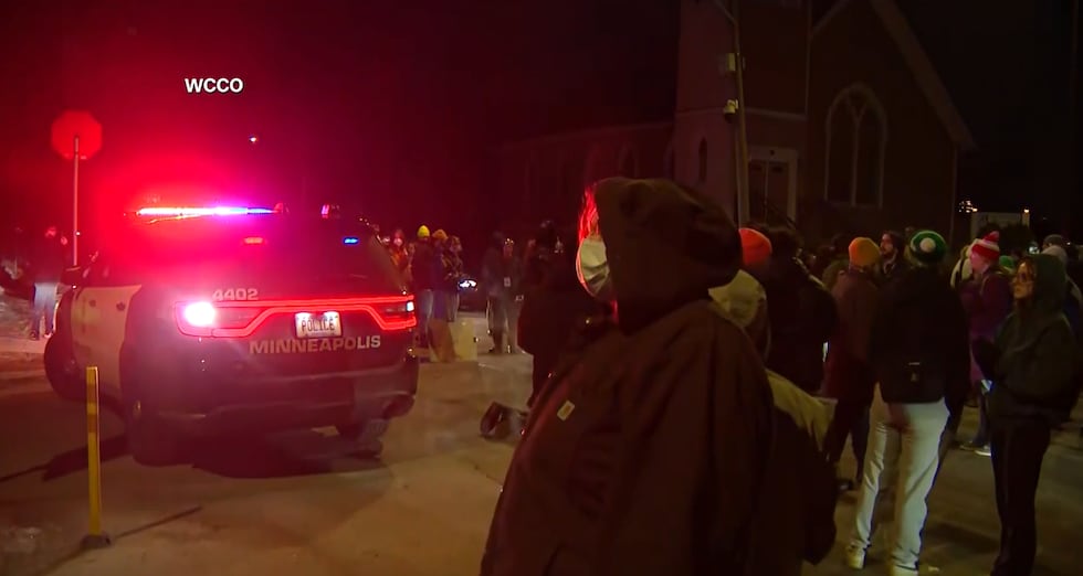 Según los informes, un agente federal disparó a una persona en la pierna tras ser atacado con...