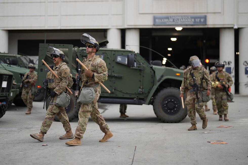 Efectivos de la Guardia Nacional en Los Ángeles el 8 de junio del 2025. (AP foto/Eric Thayer)