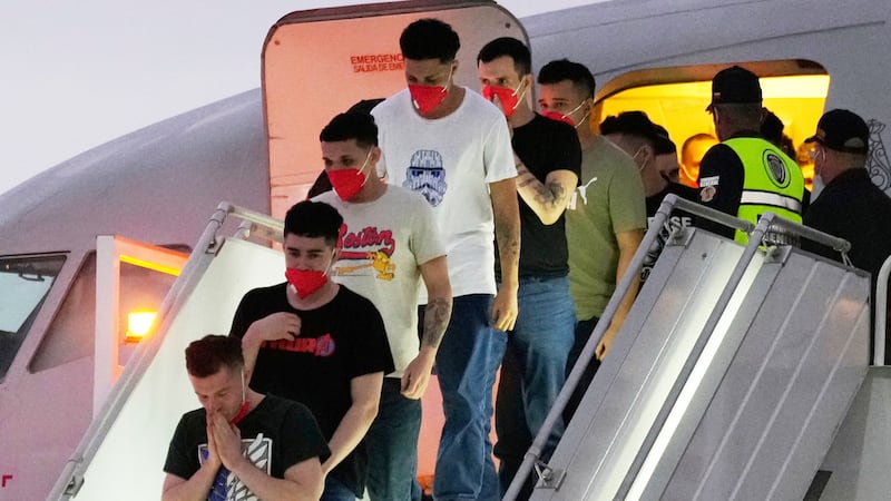 Migrantes deportados meses atrás por Estados Unidos hacia El Salvador como parte de las...