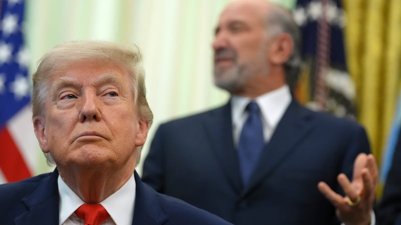 El secretario de Comercio, Howard Lutnick, habla antes de que el presidente Donald Trump, en...