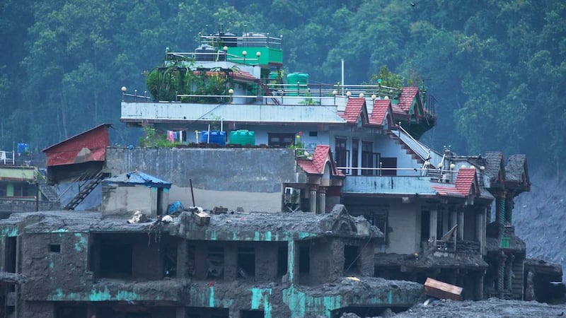 Vista de los daños causados por las inundaciones repentinas en Devighat, en el distrito de...