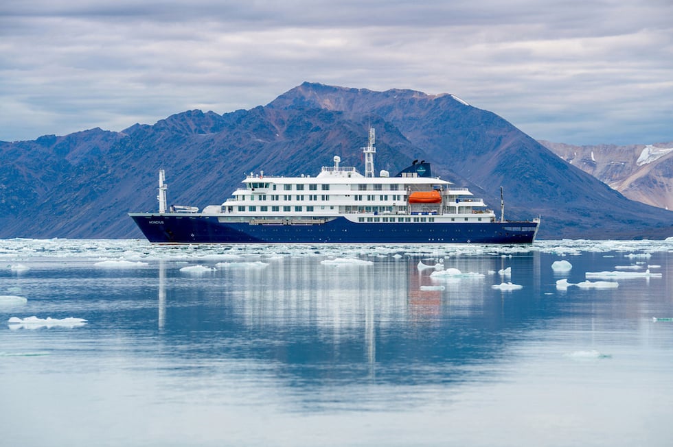 Foto no fechada entregada por Oceanwide Expeditions que muestra al barco m/v Hondius, en el...