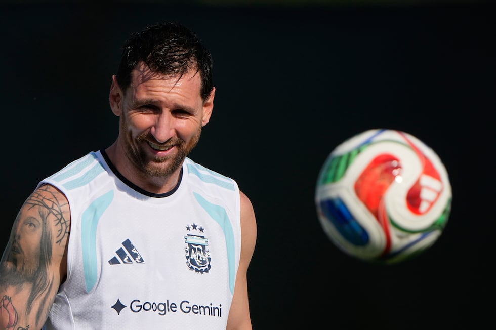 El capitán de Argentina, Lionel Messi, se entrena para el Mundial en Kansas City, el lunes 29...
