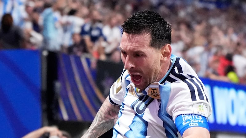 Lionel Messi celebra tras anotar el segundo gol de Argentina ante Egipto en los octavos de...