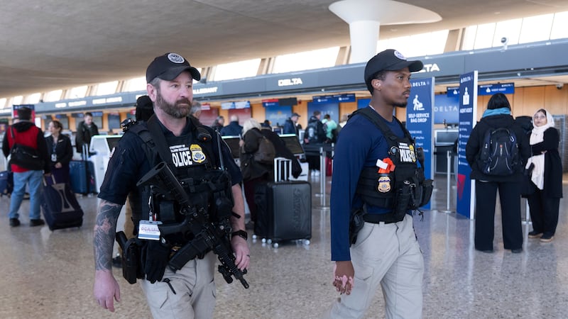 Guardias de seguridad patrullan en el Aeropuerto Internacional Dulles en Chantilly, Virginia,...