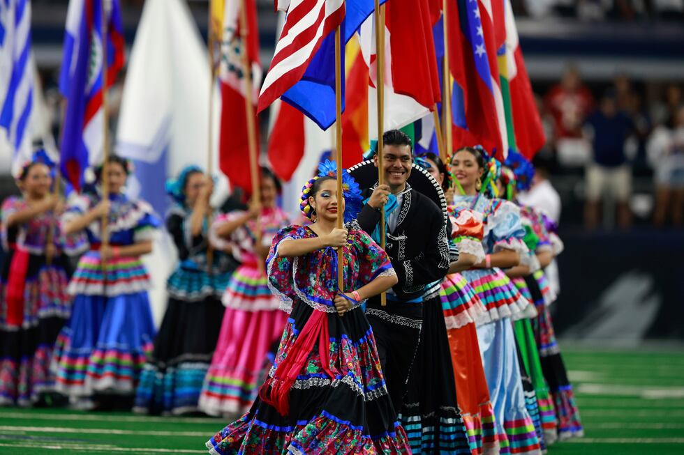 ARCHIVO - Banderas nacionales de países latinoamericanos se ven en el campo durante una...
