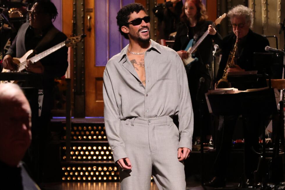 Esta imagen publicada por NBC muestra al presentador Bad Bunny durante su monólogo en...