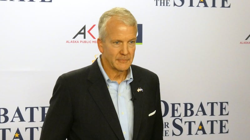 En la imagen, tomada con un teléfono inteligente, el senador republicano por Alaska Dan...