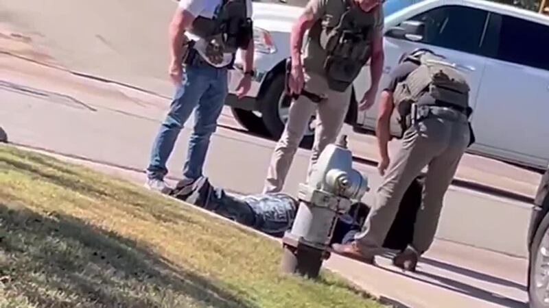 VIDEO: Joven hispano interceptado por error por agentes cuando caminaba desde su casa a la...