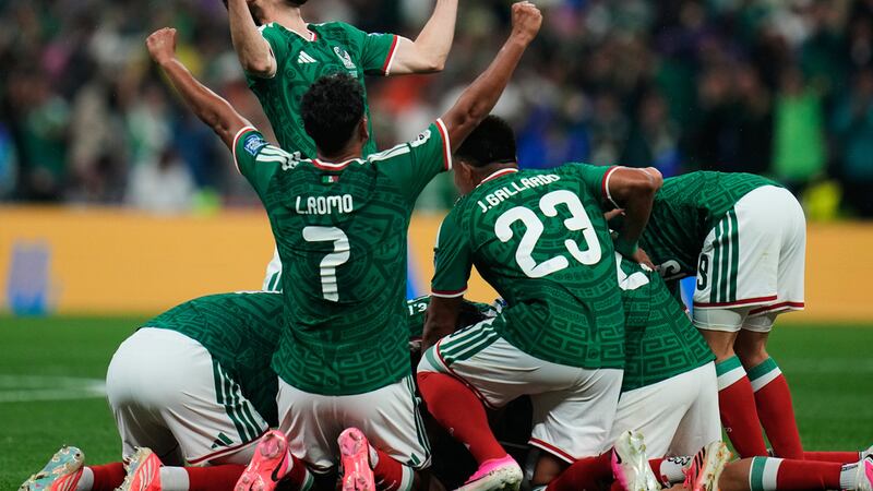 Los jugadores de la selección de México festejan su segundo tanto ante Ecuador en el partido...