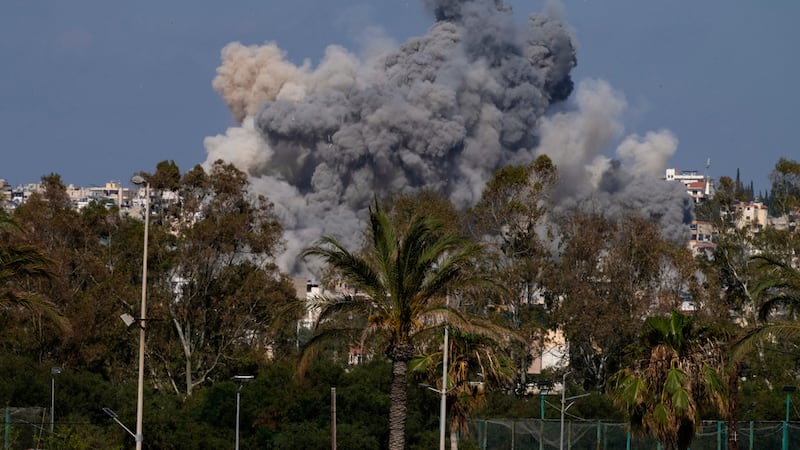 Humo elevándose de un ataque aéreo israelí que golpeó el pueblo de Burj al-Shamali cerca del...