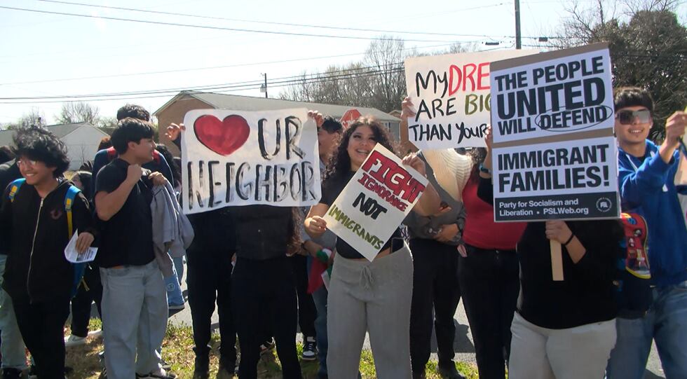 Estudiantes de una escuela preparatoria de Carolina del Norte salieron a protestar contra la...