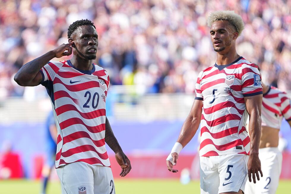 Folarin Balogun (20) celebra tras anotar el primer gol de Estados Unidos en el partido contra...