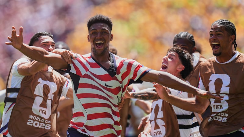 Alex Freeman (16) celebra tras anotar el segundo gol de Estados Unidos durante el partido...