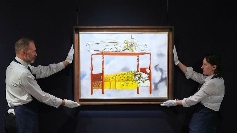 ARCHIVO - Un cuadro de Frida Kahlo titulado "El sueño (La cama)" se exhibe en las salas de...