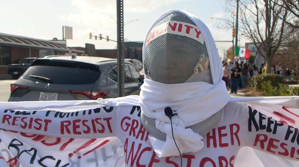 La "artivista" Rosalia Torres se unió a la manifestación de los estudiantes.