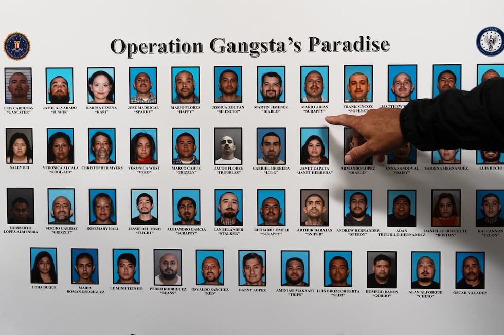 Un reportero apunta a una pizarra donde se muestra a individuos identificados por organismos...