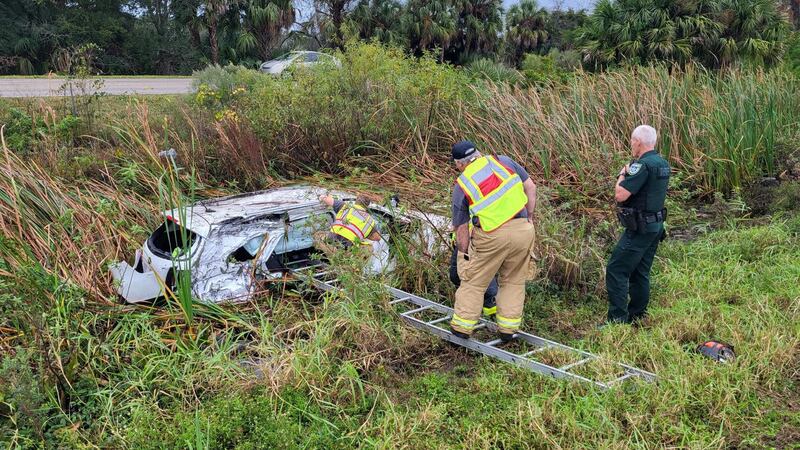 Las autoridades en la escena "fueron más allá" al lograr sacar los regalos del vehículo...
