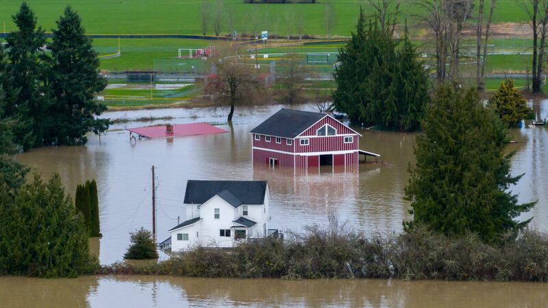 Vista aérea de una vivienda y un granero rodeados de agua en Snohomish, Washington, el 11 de...