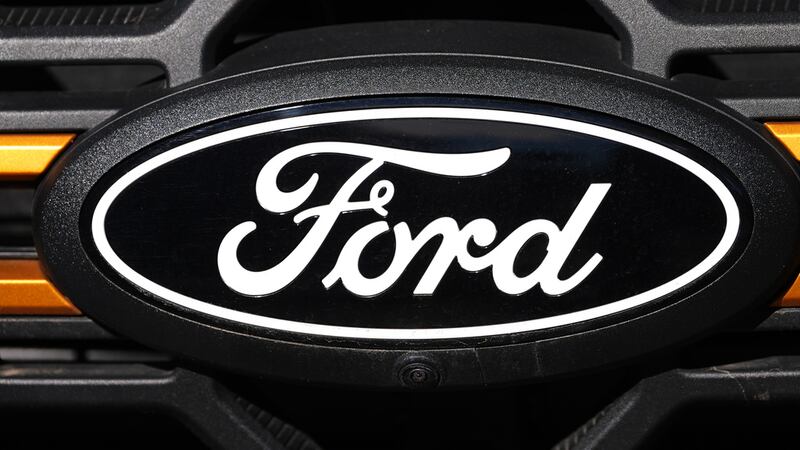 El logo de la Ford en un concesionario en Littleton, Colorado, el 2 de noviembre del 2025. (AP...