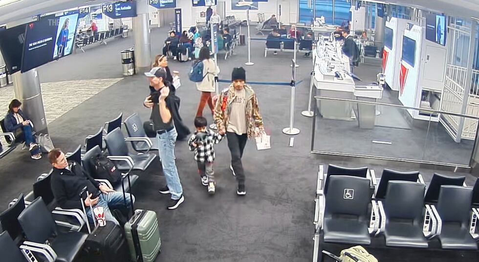 Imagen tomada de video vigilancia, entregado por la policía del aeropuerto de Minneapolis-St....