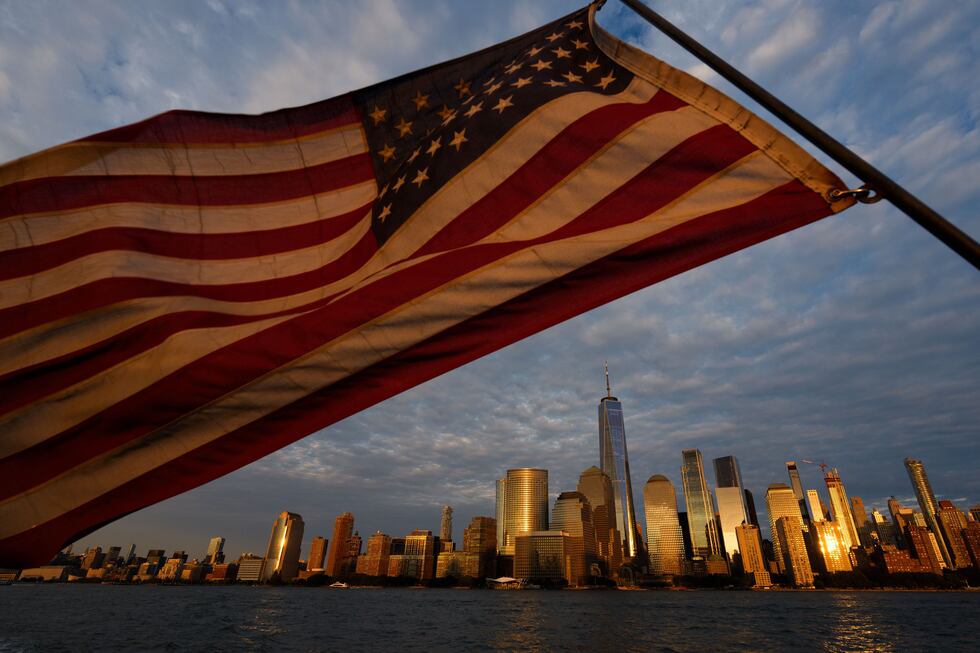 Una bandera estadounidense ondea con el skyline del bajo Manhattan de fondo, el 9 de...