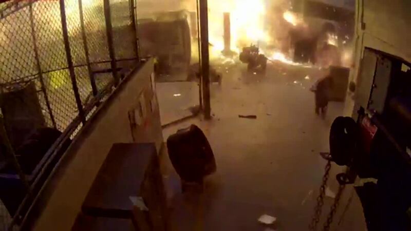 VIDEO: Explosión en área de mantenimiento de camiones de transporte público deja dos...