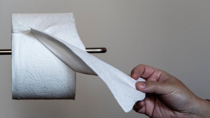 En la imagen, un rollo de papel higiénico en Arlington, Virginia, el 4 de enero de 2026. (AP...