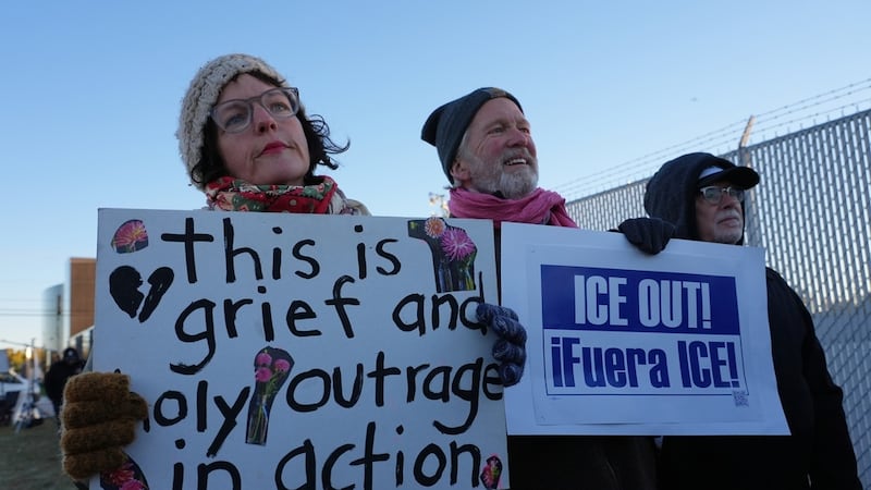 Manifestantes se reúnen fuera de una instalación de procesamiento del Servicio de Inmigración...