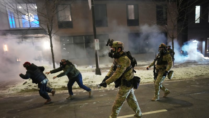 Agentes federales usan gases lacrimógenos para dispersar a manifestantes durante una protesta...