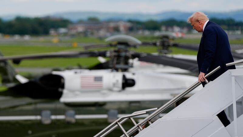 El presidente estadounidense Donald Trump desciende del Air Force One en el Aeropuerto...