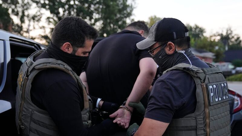 Agentes del Servicio de Inmigración y Control de Aduanas de Estados Unidos (ICE) realizan un...