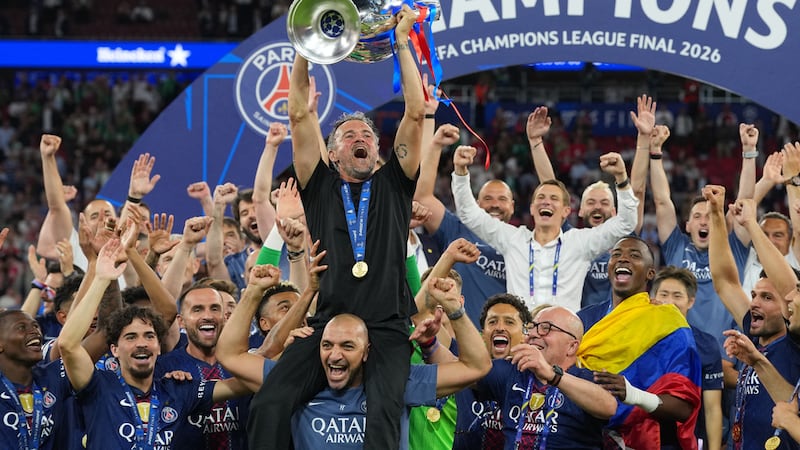 El técnico Luis Enrique alza el trofeo tras la victoria del Paris Saint-Germain en la final de...