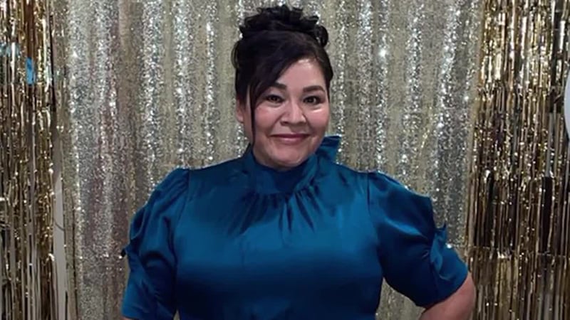 Madre de cuatro hijos fue detenida por ICE tras acudir a una cita rutinaria con su abogado. Un...