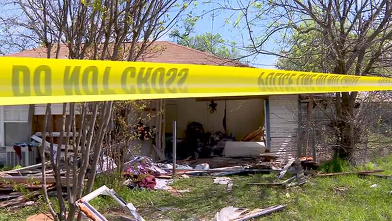 Pierde el control del auto y choca contra una casa, causándole la muerte a madre e hijo....