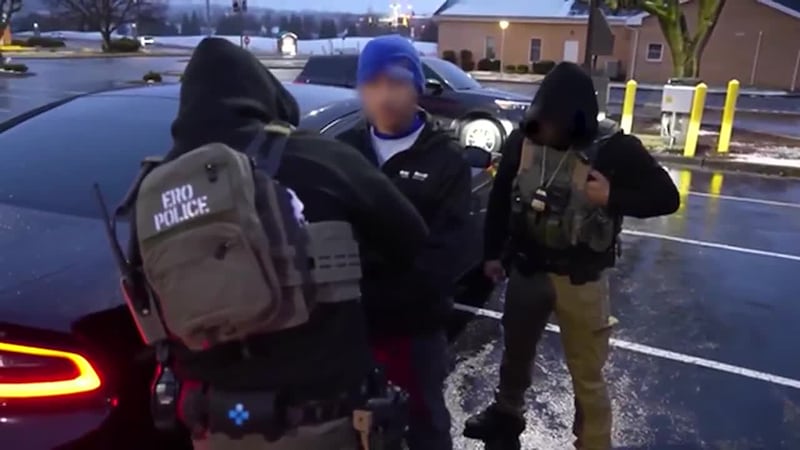 Notan cambio en la estrategia de ICE: pasaron de las megarredadas con gran número de agentes...