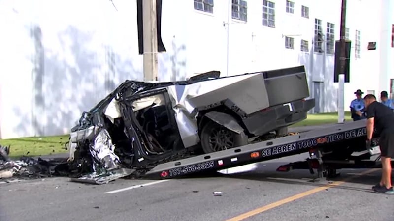Mueren dos hispanos tras choque de una Cybertruck que, según la policía, iba a exceso de...