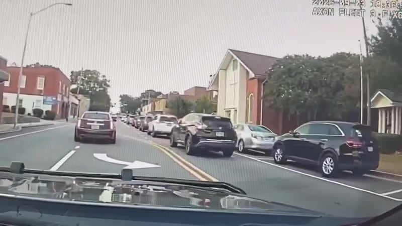 Video capta a conductor yendo en sentido contrario antes de parada tráfico. (Departamento de...